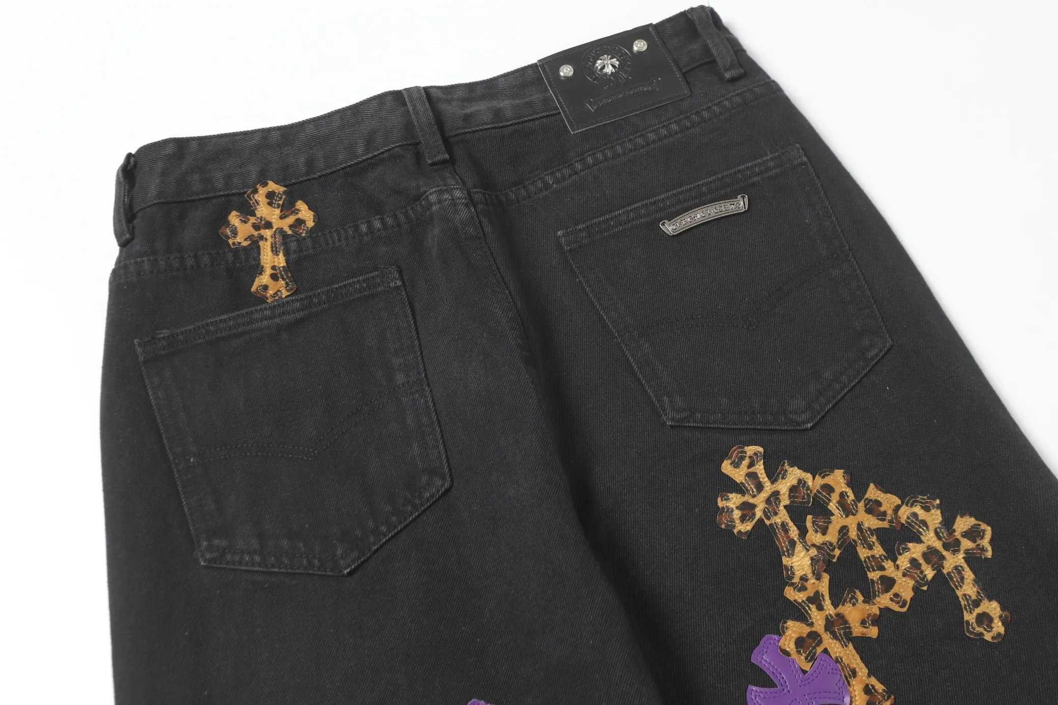 KE981 P240 The only correct leather label version on the market Chrome Hearts CH Washed distressed leopard print color patchwork leather jeans Top ceiling quality 100% correct version The correct version is here!  Believe me this must be the best quality you will ever come across! ! Excellent value for money! !  Styles with different washes and textures are very friendly to people with thin legs and thick legs. The straight version is very flattering to the shape of the legs. The moderate length is timeless and easy to match. It is the basis of various styles and a must-have in the wardrobe! ! Add a little stacking to make the atmosphere easy to control. The fabric is stiff but the upper body is soft without losing texture. The sides and cuffs of some styles have a bone-wash effect. It’s really hard not to love it!  ✅Correctly customize the Croxin metal leather label on the back panel. It is definitely not sold directly with the cross on the finished jeans. 1:1 copying strives for excellence and the details are perfectly grasped. ✅The cross leather label is clear and smooth. Exquisite turning top craftsmanship. ✅Buttons, zippers and hardware are all customized versions of the Croxin LOGO. ✅High-cost washing process. Size: 28 30 32 34 36